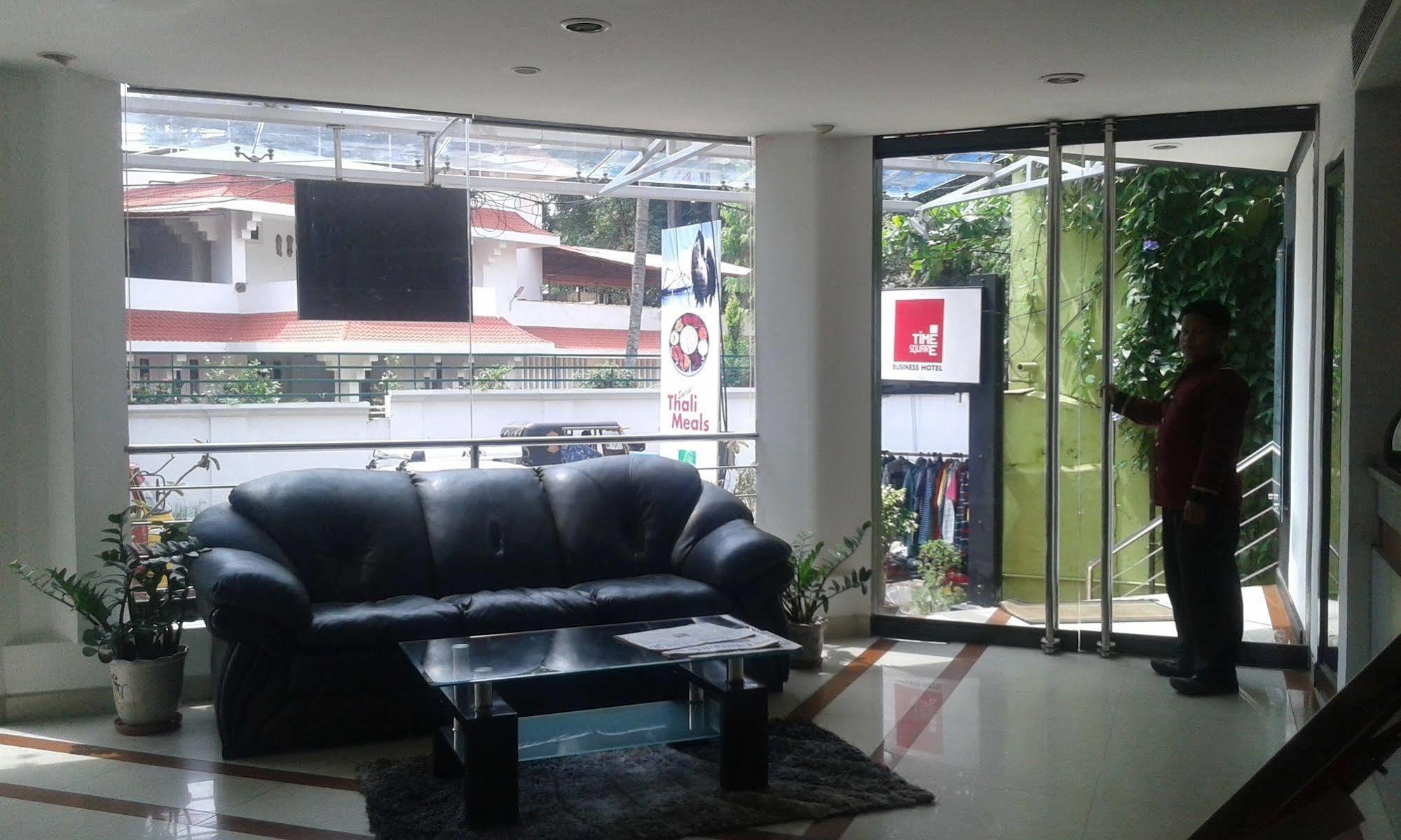فندق Treebo Trend Time Square Marine Drive Kochi المظهر الخارجي الصورة