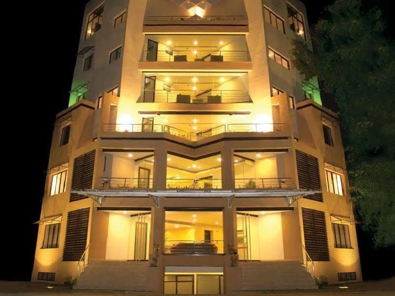 فندق Treebo Trend Time Square Marine Drive Kochi المظهر الخارجي الصورة